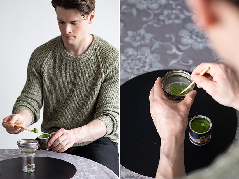 左・茶入は夏らしくガラスの器を見立てました。右・「抹茶を“掃く”だけでも気持ちが静かに整います」と村雨さん。