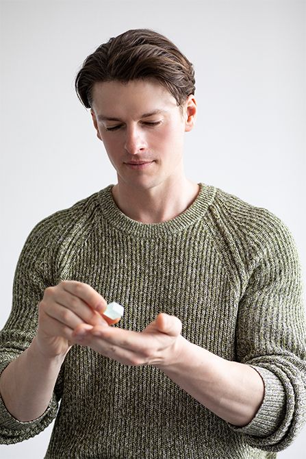 お菓子はお茶を点てる前のお楽しみ。この季節らしく涼やかな琥珀糖を用意。