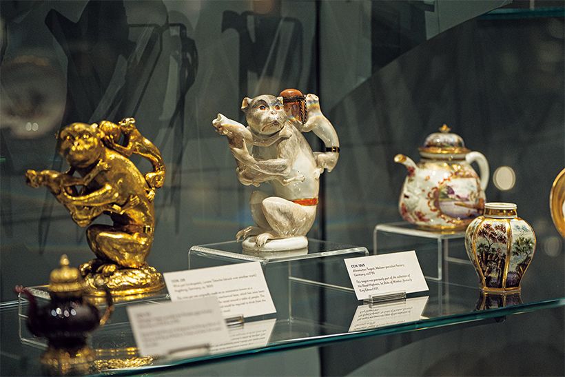 ディスプレイの中央は1735年にドイツのマイセンが製造したモンキー・ティーポット。