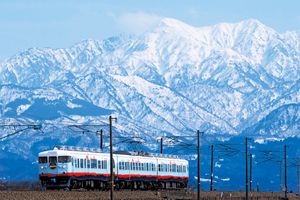 立山連峰の絶景を眺めながら、富山の海の幸を堪能する「一万三千尺物語」