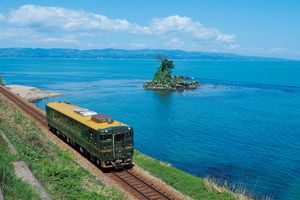 １両編成のディーゼル列車で富山の山と海を楽しむ「べるもんた」