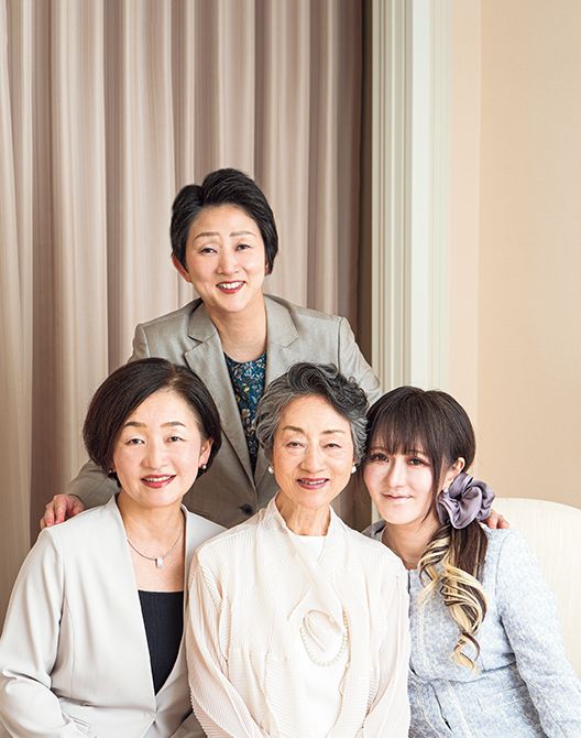 吉川英治文化賞贈呈式にて母・惠子さんを囲んで三姉妹が勢ぞろい。前列右から長女・馨南子(かなこ)さん、次女・史子さん、後列三女・京子さん。当時少数派だった働く母の背中を見て育ち、子育てをしながらキャリアを高めてきた同志のような3人。多忙でめったに会えないのが悩みですが、集合すればたちまち楽しいおしゃべりに花が咲く仲よしご一家。