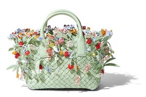 「ボッテガ·ヴェネタ」から、50個以上の華やかな草花モチーフを編み込んだ新作バッグが登場