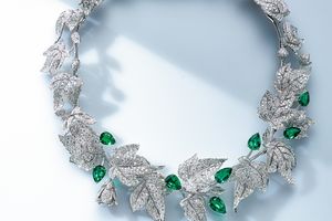 葉やつるの自然な柔らかさを繊細に描き出した「ブシュロン」のジュエリーに注目