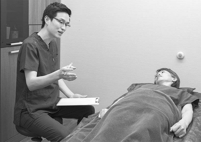 初診時の問診では1時間30分から2時間かける。丁寧なやりとりを通して自分の生活パターンに気づき、改善点を見出す人もいる。