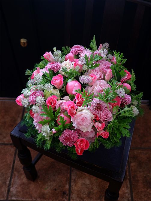 リシアンサス‘ボヤージュ ピンクシェイク’を使って、お友達への誕生祝いの贈り花を。シャクヤク‘エッチドサーモン’、バラの‘ルージュベリー’と‘リメンブランス’、スカビオサ‘コットンキャンディスクープ’、アストランティア‘フローレンス’と、ニュアンスの異なるピンクの花を集めました。ローズゼラニウムをあしらってナチュラル感をプラス。