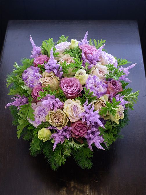 お世話になった方へ、贈り花でお礼を。リシアンサス‘ボヤージュ ブルーシェイク’を使って涼しげでエレガントなアレンジを制作しました。バラの‘ドルチェット’と‘ラピスヴェール’、染めのアスチルベ‘ラベンダー’、ローズゼラニウムを合わせました。‘ボヤージュ ブルーシェイク’は花色のグラデーションがとても美しく、蕾から開きかけの花のニュアンスある色もまた魅力的。お気に入りの品種になりました。