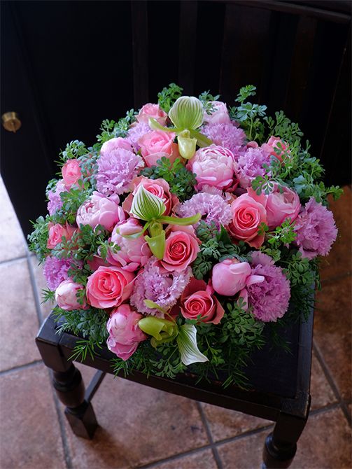 姫路市のワインバーに開店の贈り花を。リシアンサス‘セレブスパーク ラベンダー’に、シャクヤク‘酔月’、パフィオペディルム、ブルーリーフルーなどを合わせたアレンジです。バラと比べるとよくわかると思いますが、大輪のリシアンサスはふんわり軽やかなボリューム感が魅力です。