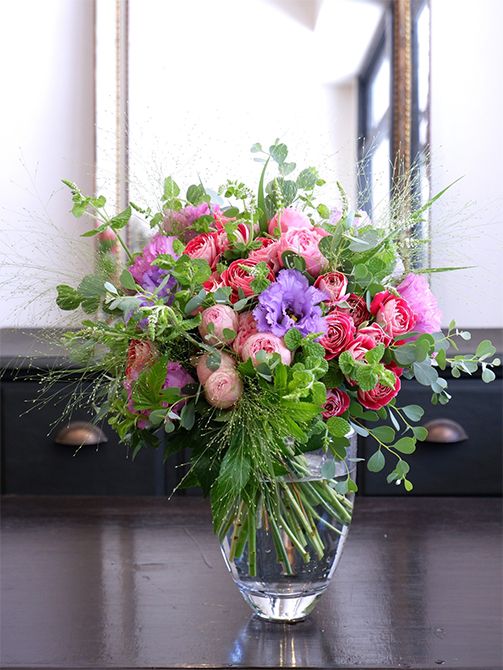 ピンクのバラをメインにしたブーケに、リシアンサス‘セレナスパーク グレープ’をアクセントとして加えると、ぐっと大人っぽい雰囲気に。バラは‘チアフル’と‘シルバピンク’を使用。写真では見えにくいのですが、リシアンサスの‘セレブスパーク オレンジ’も加えています。アップルミント、スモークグラス、ユーカリ‘ウェブステリアナ’、キイチゴ‘ベビーハンズ’など、リーフをたっぷり加えてナチュラルな印象に仕上げました。