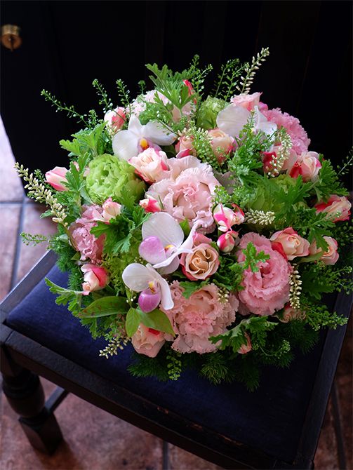 結婚記念日のお祝いに、リシアンサス‘ノア シルキーピンク’をメインにしたアレンジを制作しました。黄緑色のリシアンサスは‘アンバーダブルモヒート’。ほかにスプレーバラの‘ストロベリーモンローウォーク’、パフテオペディルム‘デレナティー’、タラスピオファリム、ローズゼラニウム、ヒメリョウブを使用。