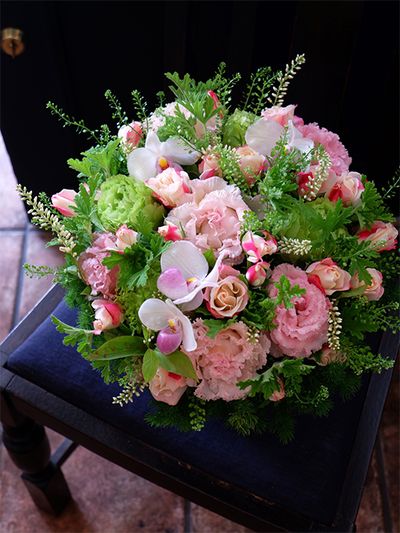 結婚記念日のお祝いに、リシアンサス‘ノア シルキーピンク’をメインにしたアレンジを制作しました。黄緑色のリシアンサスは‘アンバーダブルモヒート’。ほかにスプレーバラの‘ストロベリーモンローウォーク’、パフテオペディルム‘デレナティー’、タラスピオファリム、ローズゼラニウム、ヒメリョウブを使用。