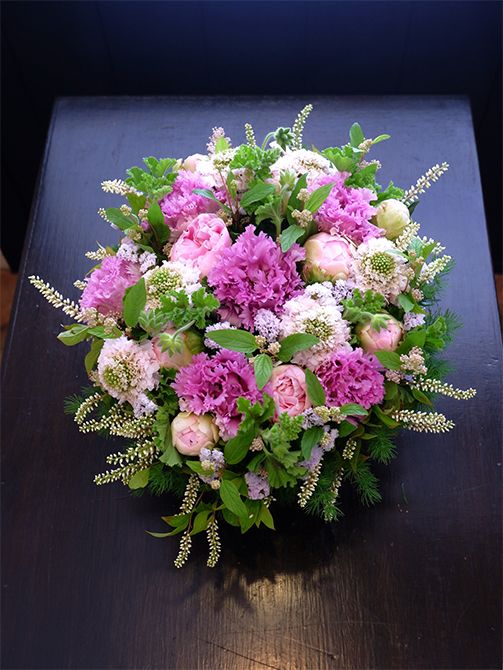 花弁の繊細なフリンジが新鮮なリシアンサス‘セレブスパーク ラベンダー’に、シャクヤク‘かぐや姫’やスカビオサ‘ボンボンスクープ フレンチバニラ’などを合わせ、初夏のアレンジを制作しました。リシアンサスの透明感あるラベンター色が爽やかでとてもきれい!ほかに、スターチス‘レディスノー’、セアノサス‘マリーサイモン’、ヒメリョウブ、ビターチョコゼラニウムなどを使用。