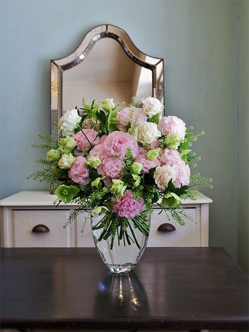 ‘ノア シルキーピンク’のデビューに際し、カタログ用に依頼されて制作したブーケです。ほかに花色を加えず、クリスマスローズ‘オリエンタリスグリーン’とタラスピオファリムの優しいグリーンのみをピンクと対比させました。リシアンサスの淡い緑の蕾もかわいらしい！