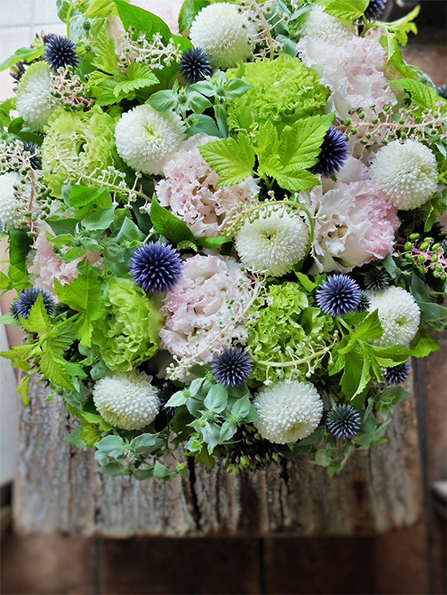 たっぷりのフレッシュグリーンの中で、リシアンサス‘NFケイト’のごく淡いピンクが映えるアレンジ。黄緑色のリシアンサスは‘アンバーダブルモヒート’。ルリタマアザミ‘ベッチーズブルー’をアクセントに加えました。ほかに、マム‘シベリア’、フロックス‘ミスティックグリーン’、マウンテンミント、ヨウシュヤマゴボウ、テマリシモツケ‘ルテウス’などを使用。