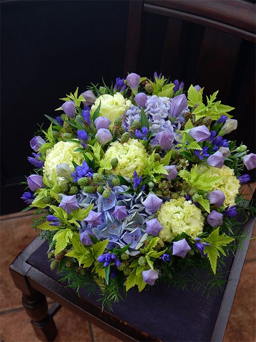 「ナカソネリシアンサス」の‘NFソイグリーン’を使ってお祝いの贈り花を制作しました。アジサイ‘ベレナクラシックブルー’、リンドウ‘グラスブルー’、キキョウ、ブラックベリー、テマリシモツケ‘ルテウス’を合わせました。ミルクグリーンのリシアンサスのふんわりとしたボリューム感にご注目ください。
