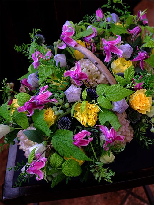 作家さんへ、編集部からお誕生日の贈り花です。バラ‘マリーローランサン’とクレマチス‘ロゼ’の鮮やかな花色をより引き立てているのが、くすみ系のリシアンサス‘NFケルプ’です。ほかにルリタマアザミ‘ベッチーズブルー’、キキョウ、ブルーベリー、ガレギフォリア、フランボワーズなどを合わせています。
