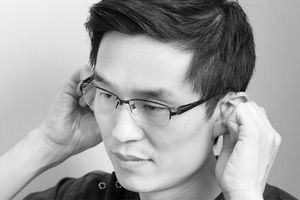 関節のこわばりを改善。関節をスムーズに動かすには「耳のツボ揉み」が効果的！