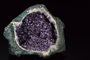 「紫水晶」とも呼ばれるアメシストとは、一体どんな石なのか？