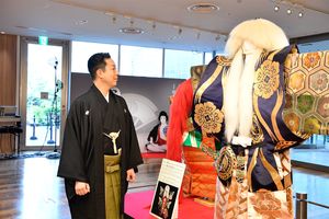 貴重な衣裳や小道具を、間近で。銀座三越にて「八代目 菊五郎・六代目 菊之助 襲名展」