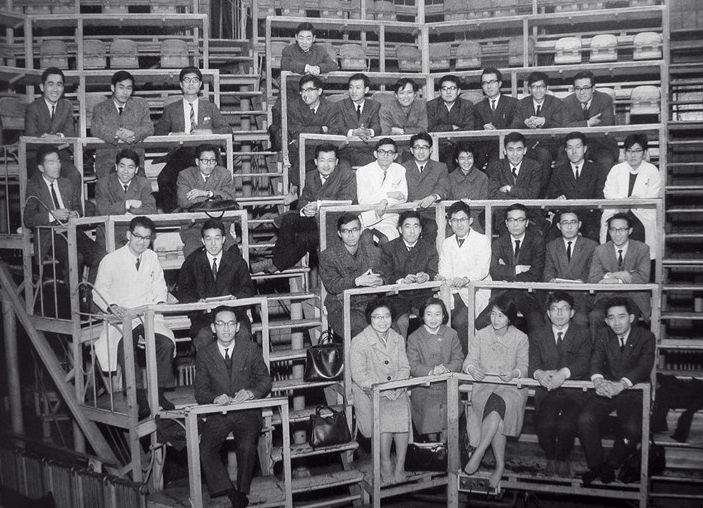 1963年、東京大学医学部医学科進学のとき。102人中、女性はたった10人（天野医師は最前列右から3人目）。そこは圧倒的な男性中心社会でした。