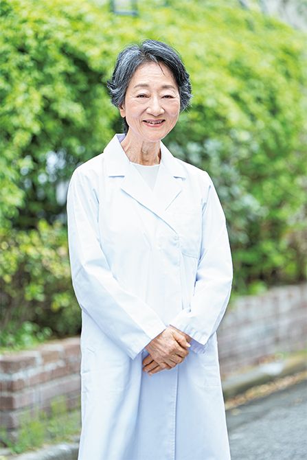 自分が信じる道を突き進む強さと、“患者さんのため”を最優先するやさしさ。白衣が最高に似合う姿は、医師が天職であることを物語っています。