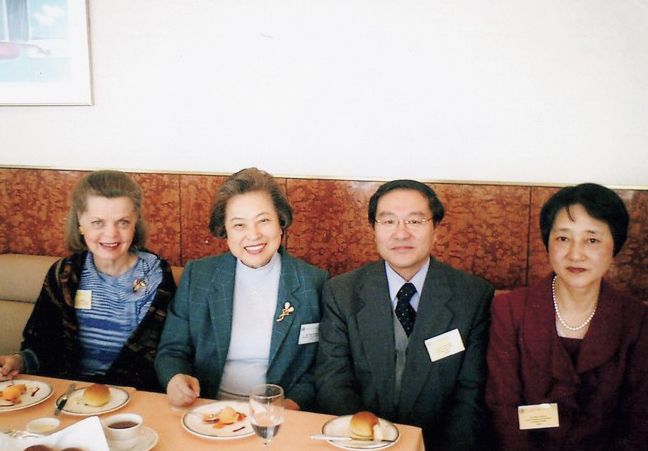 天野医師の熱い思いに賛同し、女性外来開設を推進した堂本暁子・元千葉県知事（左から2人目）と。写真提供／天野医師