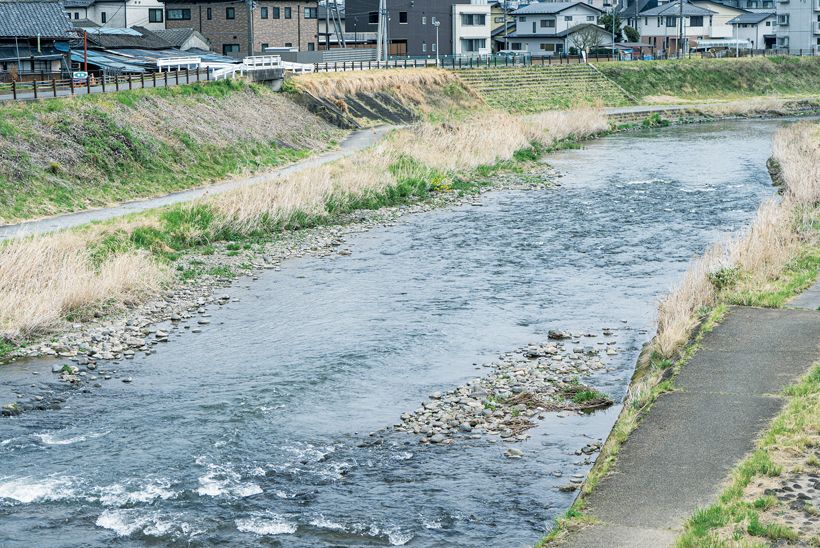 大量の水を要する染物産業にとって、川の近くに工場を構えることは必要不可欠な条件でした。今もその水を工場に引き込み、「宮染」のさまざまな工程で活用します。