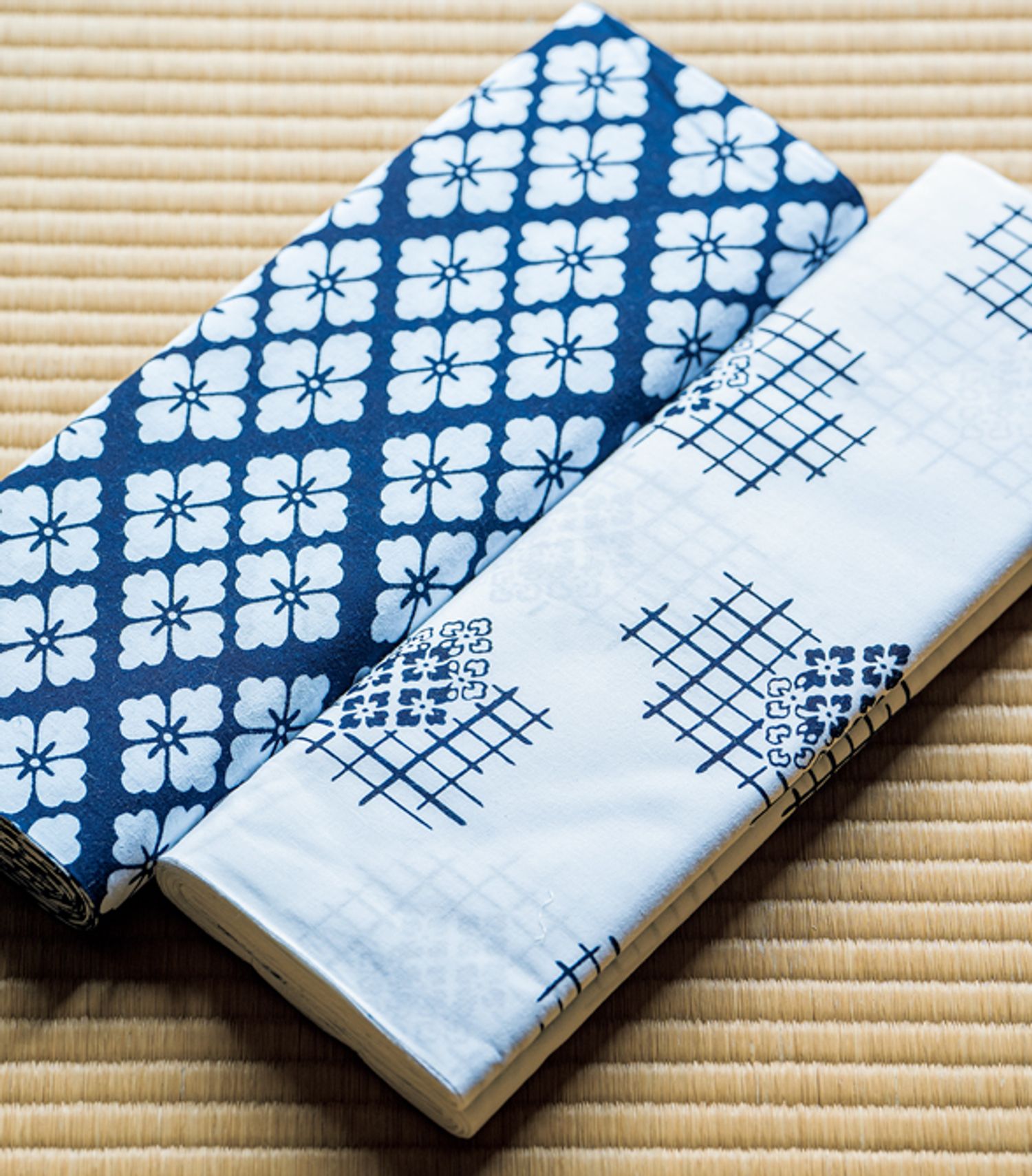 浴衣地は一門の役者やお弟子さんが着用するほか、ご贔屓筋やお世話になった方への進物としても使います。左・四つ花菱をたっぷりと連ねた、白が際立つ一枚。右・破れ格子に四つ花菱を重ねて飛び柄に。●錦や　TEL：03（3666）5361