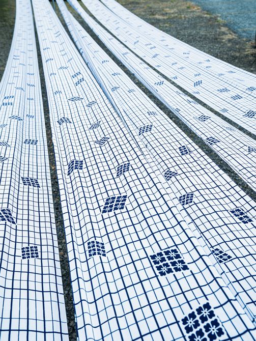 高麗屋にちなんだ柄が白地にきっぱりと映え、目に清々しさを運ぶ一門の浴衣地。大きさや向きに変化をつけた四つ花菱をリズミカルに散らすなど、役者の動きや踊りの仕草が美しく見えるよう図案に工夫を凝らすそうです。