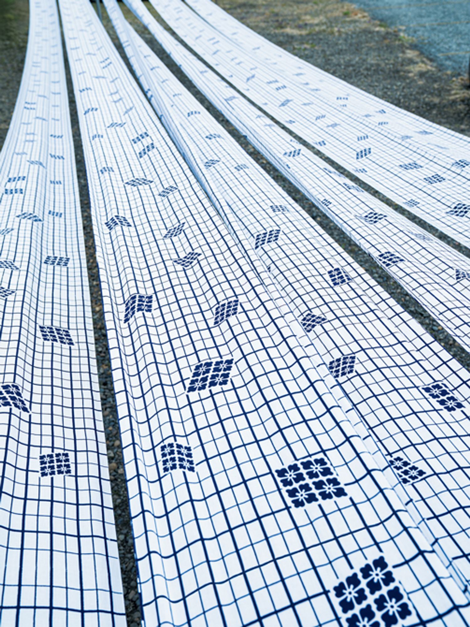 高麗屋にちなんだ柄が白地にきっぱりと映え、目に清々しさを運ぶ一門の浴衣地。大きさや向きに変化をつけた四つ花菱をリズミカルに散らすなど、役者の動きや踊りの仕草が美しく見えるよう図案に工夫を凝らすそうです。