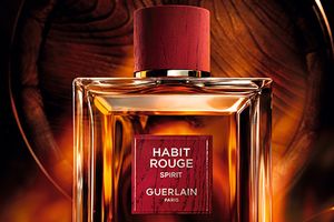 父の日ギフトに最適な「ヘネシー×ゲラン」の洗練フレグランス。特別なセラーのオーク樽で熟成