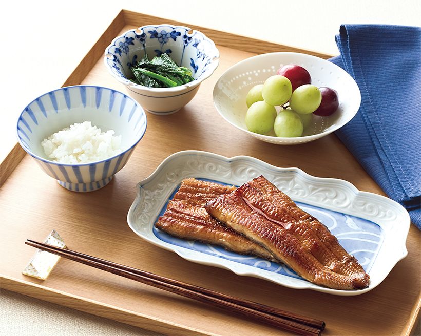 うなぎのかば焼き、ご飯、ほうれんそうのおひたし、季節の果物