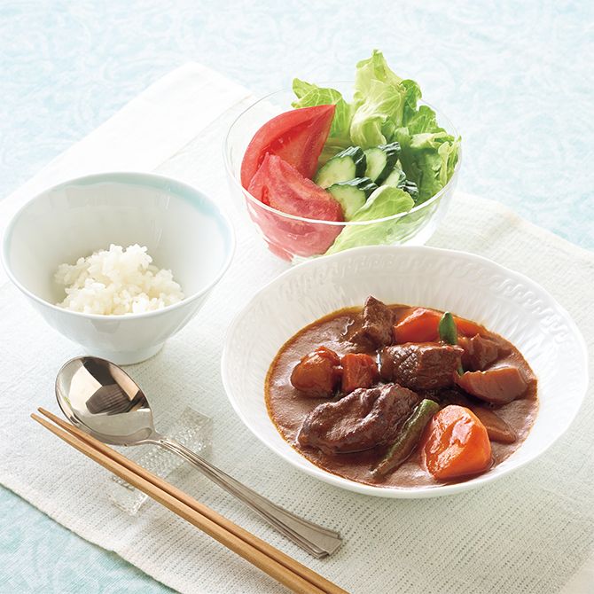 ビーフシチュー、ご飯、生野菜サラダ