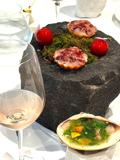 「レクレルール」のアミューズより、フランボワーズ・ライチ、甘海老のタルタル・新玉葱のアイスには2年間真空状態で熟成させたブルーベリーのソースをかけて。手前は阿蘇海の蛤の薪焼き 天然セリバター。「ウィスパリング エンジェル2024」とともに。