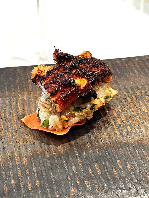 薪火で炙った活〆伝助穴子に三陸のムール貝、古代米、大葉、キムチなどを合わせた料理は、「ロック エンジェル 2022」と合わせて。料理に潜む多彩な味わいや香りと、ワインの複雑さが絶妙にマッチする。