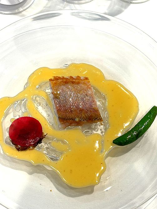 メインの魚料理は、活〆の金目鯛を、しょうがの風味を効かせたブールブランソース。「ガリュス 2022」と合わせる。ワインのアロマ、味わいを存分に楽しむためにはあまり冷やし過ぎずに飲む方がいい。