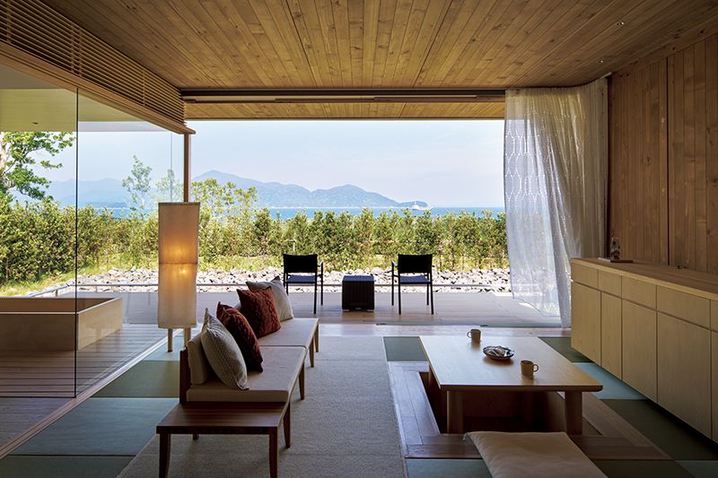 「SIMOSE ART GARDEN VILLA」より、目の前に開放的な瀬戸内海の海と宮島のパノラマが広がり、心地よい海風を感じられる「水辺のヴィラ」。A～Eの全5棟は「キールステックの家」と名づけられ、少しずつ内装が異なる。写真は琉球畳敷きに檜のバスタブを備えた「キールステックの家E」。