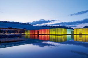 坂 茂氏設計による、絶景美術館を併設した「アート・オーベルジュ」