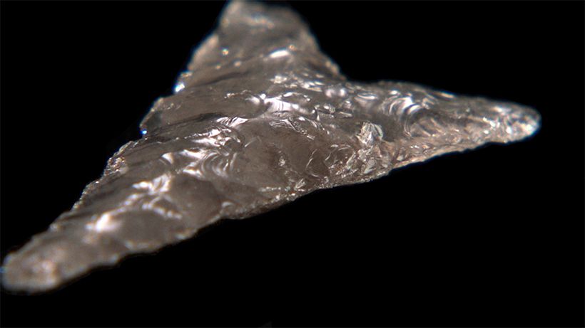矢じりとして加工された黒曜石。(星ヶ塔ミュージアム矢の根や所蔵)