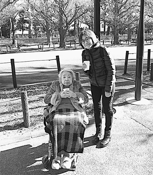 亡くなる2年前の2018年、施設で暮らす母と外出したときの一枚。この後、コロナ禍で面会もままならず、一緒に過ごすことのできた貴重なひとときだった。写真提供／最相葉月さん。