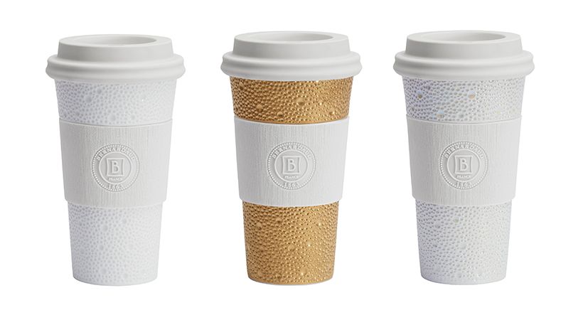 泡をモチーフにした大小の丸い彫刻が輝く、人気の「エキュム」シリーズは全6種。左から、「エキュム ブラン」2万9700円、「エキュム オール」6万6000円、「エキュム パール」3万5200円