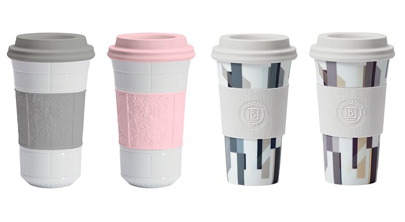 左から、ルーブル美術館の装飾レリーフを器に表現した「ルーブル」シリーズは全4種。「ルーブル（グレー）」、「ルーブル（ピンク）」各2万4200円。幾何学文を配したデザインの「シャルリー（ブルー）」、シャルリー（プルーン）」各3万4100円