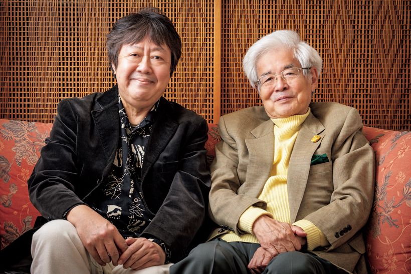 鎌倉のご自宅に養老孟司さん（右）を訪ねて談笑する伊藤弥寿彦さん（左）。