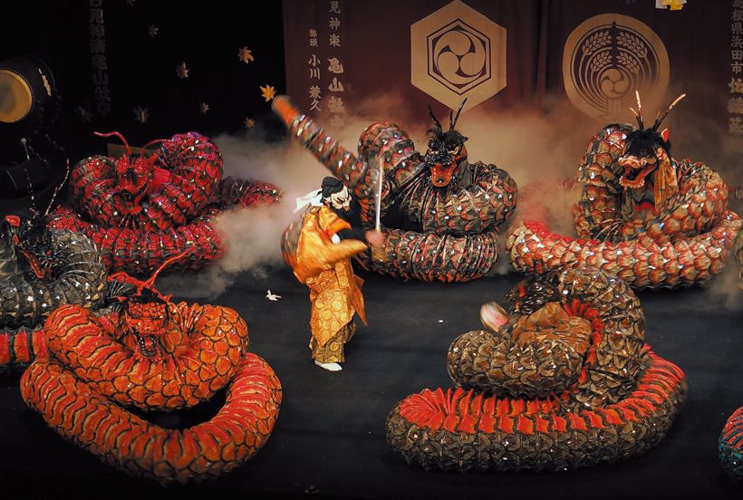 『古事記』で八岐大蛇（石見神楽『大蛇』〈石見神楽亀山社中〉より）の目のようだったと描写される「赤かがち」とは？