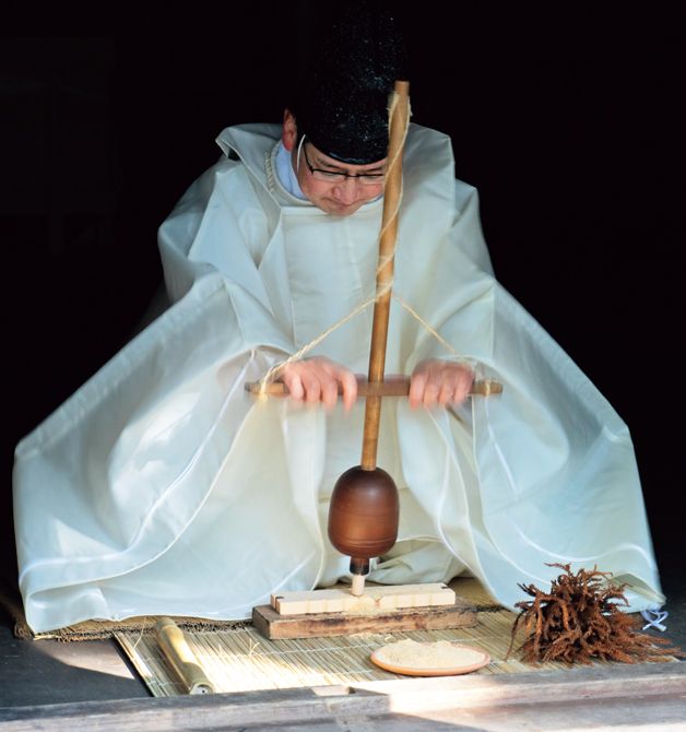 神道では儀式の際に鑽火（きりび）を用いる（〈舞きり式〉伊勢の神宮　写真提供：神宮司庁）。