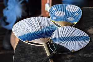 伝統技術の融合が生み出すモダンなうちわ。藍染めが涼やかな風を呼び込む