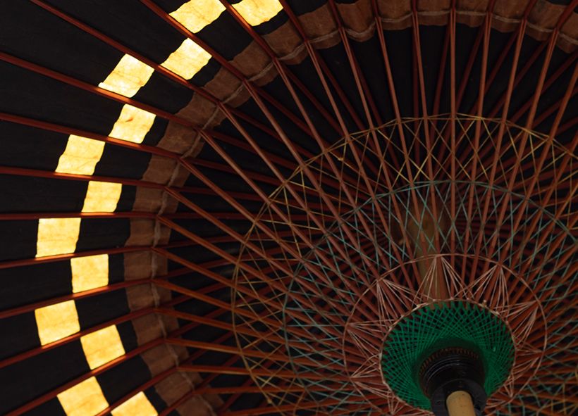 「市松模様の部分が光を通し、傘を差していても暗さを感じません」と村雨さん。骨を彩る糸が独特の美しさを放ちます。