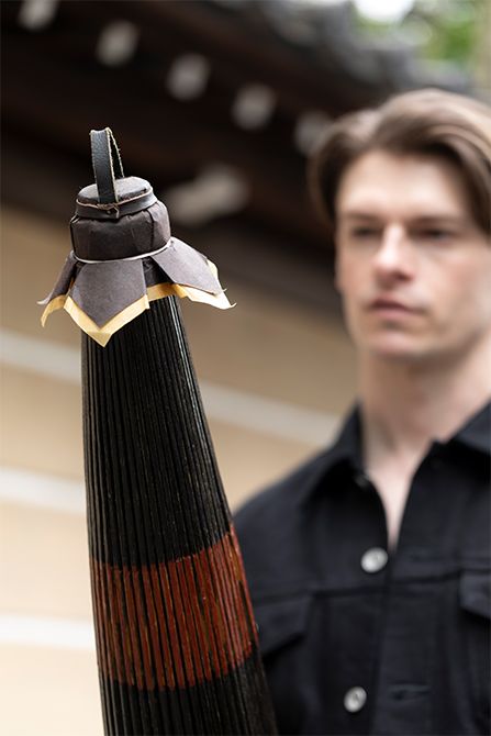 傘の先端は天井と呼ばれ、金沢和傘ではこうした耐久性を高める工夫が施されています。