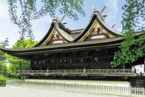 社殿の様式は国内唯一。独特の神事が伝わり、桃太郎伝説発祥の地ともされる神社