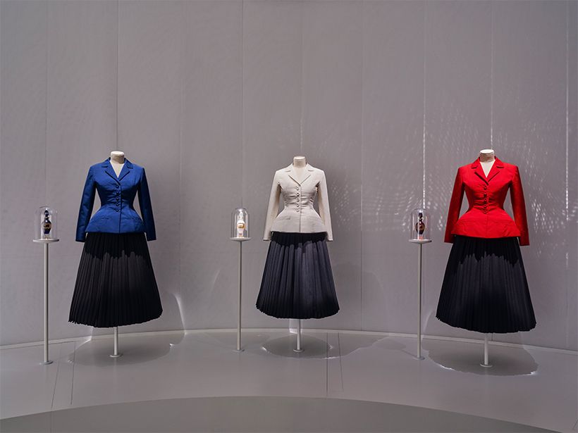 3色の「バー」スーツの脇にはああああああああな香水瓶を展示。Photographer: Victor Marvillet